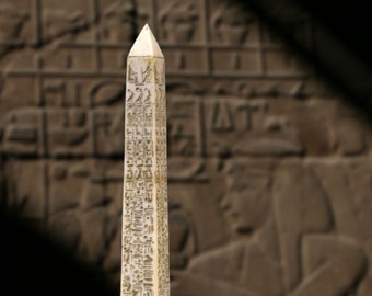 Reproduction of an Egyptian obelisk, made of reconstituted marble. 35cm.