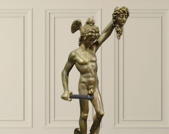 Skulptur von Perseus. Geformter Marmor mit Bronzepatina. 42cm. Handgefertigt in Europa. Antike Kunst. Dekorations-, Garten- und Geschenkideen.
