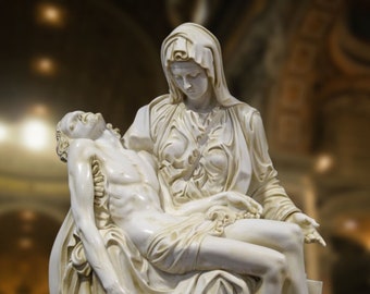 La Pietà de Michel-Ange. Reproduction réalisée en marbre reconstitué. 46cm.