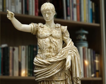 Scultura di Cesare Augusto da Prima Porta. Marmo modellato. 40 cm. Fatto a mano in Spagna. Antica arte romana. Decorazione, giardino e regalo.