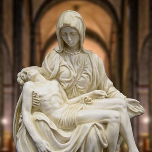 Figur von Michelangelos Pieta. Geformter Marmor. 25cm. Handgefertigt in Europa. Antike Kunst. Dekorations, Garten und Geschenkideen. Bild 1