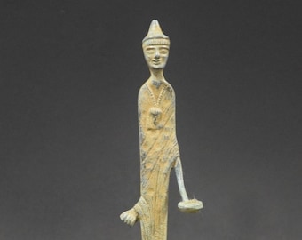 Figure d'haruspice étrusque. Reproduction en bronze coulé. 37cm.