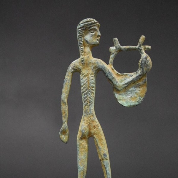 Apollo met lier. Etruskische figuur. Reproductie in gegoten brons. 27 cm.