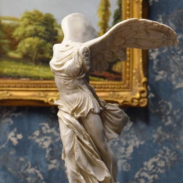 Sculpture de la Victoire de Samothrace. Marbre moulé. 39cm. Fabriqué à la main en Espagne. Art ancien. Décoration, jardin et cadeau.