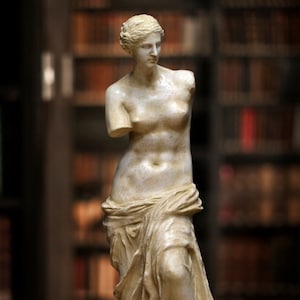 Statue of Venus de Milo. Molded marble. 86 x 28 x 23 cm. Handmade in Europe. Ancient art. Decoration, garden and gift ideas.