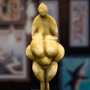 Reproduction de Vénus de Lespugue. 15cm. Art préhistorique. Fabriqué en marbre reconstitué. Fabriqué à la main en Espagne