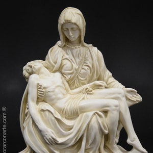 Figur von Michelangelos Pieta. Geformter Marmor. 25cm. Handgefertigt in Europa. Antike Kunst. Dekorations, Garten und Geschenkideen. Bild 2