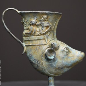 Rhyton. Glass with bull&#39;s head. Reproduction in cast bronze. 18 cm.