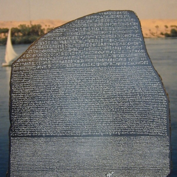 Piedra de Rosetta fabricada en mármol reconstituido. 30 cm.