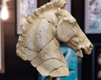 Cabeza de caballo antiguo. 31 cm. Mármol moldeado. Hecho a mano en España. Reproducciones arqueológicas. Decoración y regalo
