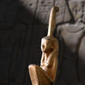 Reproducción de estatua egipcia de la diosa Maat, fabricada en mármol reconstituido. 11 cm.