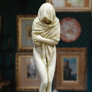 Winter allegory sculpture. Molded marble. 46 cm. Handmade in Spain. Decorating, gardening, and gift ideas.
