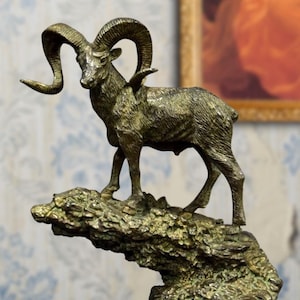Mouflon.  32cm. Sculpture en marbre moulé à patine bronze. Fabriqué à la main en Espagne. Idées de décoration et de cadeaux.