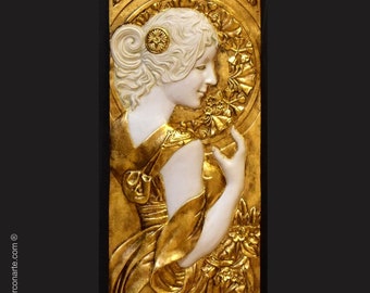 Bas-relief de style Art Nouveau, réalisé en marbre reconstitué. Droite. 74 x 31 cm.