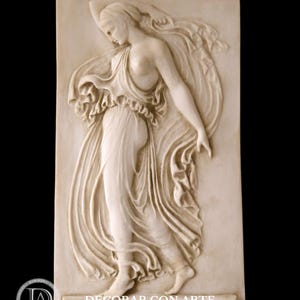 Relieve de ménade mirando a la Izquierda. 38 x22 cm. Mármol moldeado. Hecho a mano. Decoración de interior y exteriores