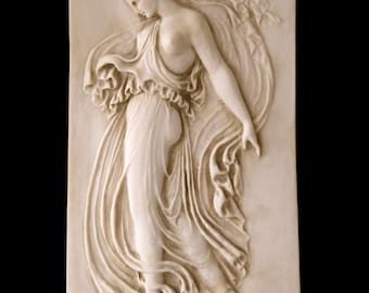 Reliëf van een maenad naar links. 38 x 22 cm. Gevormd marmer. Handgemaakt. Decoratie voor binnen en buiten.