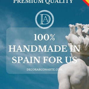 May include: A white statue of a man with a blue sky background. The statue is 100% handmade in Spain. The text "PREMIUM QUALITY" and "DECORARCONARTE.COM" are also visible in the image.