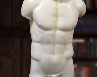 Reproductie van een mannelijk torso gemaakt van gereconstitueerd marmer. 52 cm.