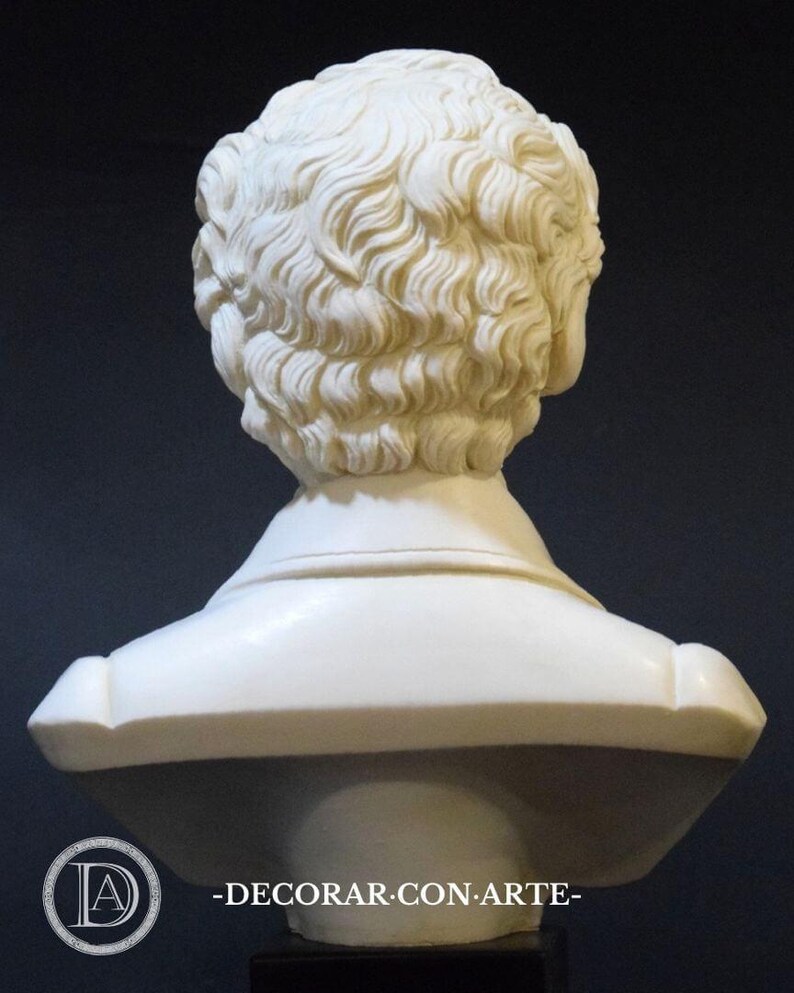 Puede incluir: Busto de yeso blanco de una persona con el pelo corto y ondulado. El busto se ve desde atr&aacute;s, mostrando la parte posterior del cuello y los hombros. El busto est&aacute; sobre una base negra.