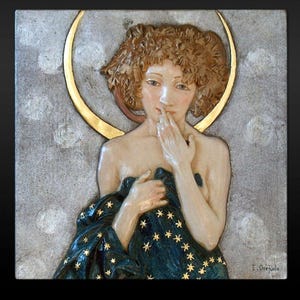 Księżyc (fragment). Alfons Mucha. 32x32cm. Płaskorzeźba polichromowana. Formowany alabaster. Wykonane ręcznie w Hiszpanii. Dekoracja wnętrz