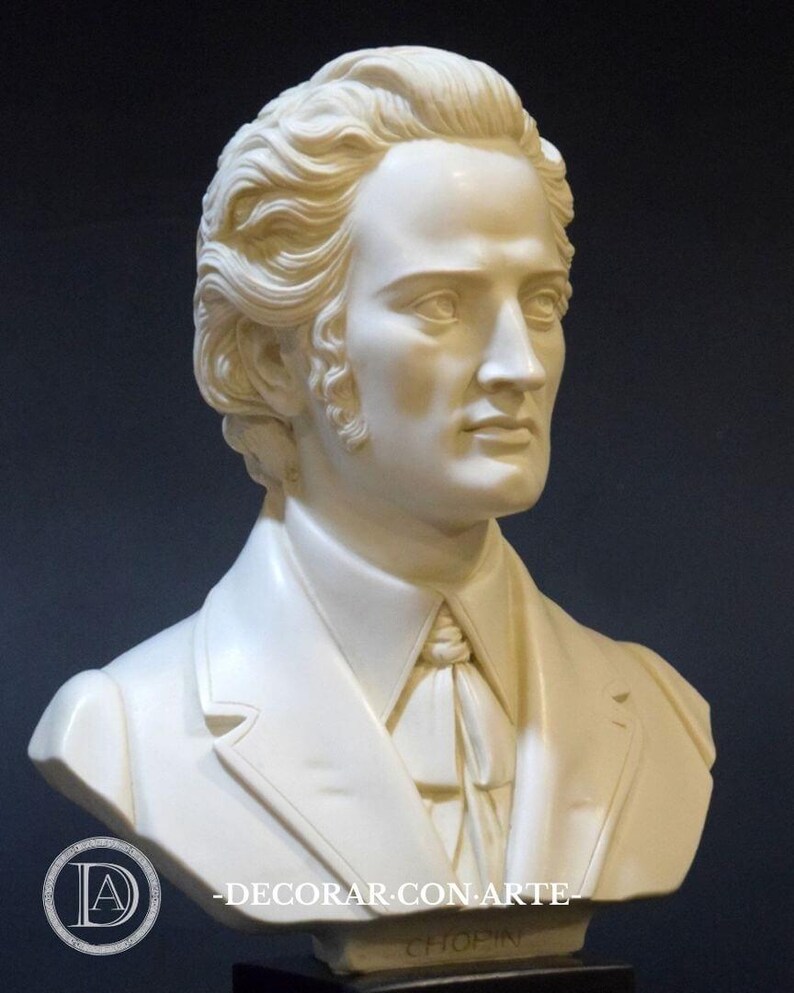 Puede incluir: Busto de m&aacute;rmol blanco de un hombre con el pelo corto y ondulado, que lleva una chaqueta y una corbata. El busto est&aacute; sobre una base negra con la palabra "CHOPIN" inscrita en ella.