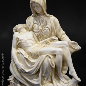 Figur von Michelangelos Pieta. Geformter Marmor. 25cm. Handgefertigt in Europa. Antike Kunst. Dekorations, Garten und Geschenkideen. Bild 4