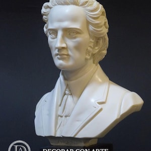 Puede incluir: Busto de m&aacute;rmol blanco de un hombre con el pelo corto y ondulado. El busto est&aacute; sobre una base negra y el hombre lleva una chaqueta de traje con corbata. El busto est&aacute; etiquetado con "CHOPIN" y "DECORAR.CON.ARTE."