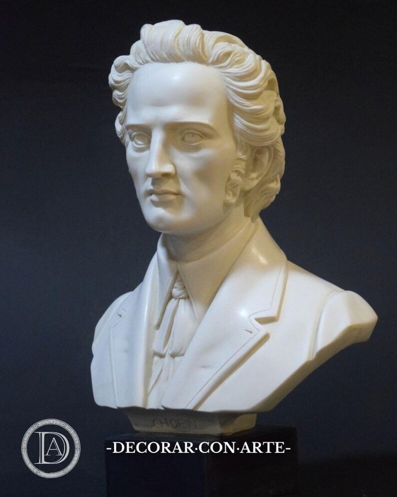 Puede incluir: Busto de m&aacute;rmol blanco de un hombre con el pelo corto y ondulado. El busto est&aacute; sobre una base negra y el hombre lleva una chaqueta de traje con corbata. El busto est&aacute; etiquetado con "CHOPIN" y "DECORAR.CON.ARTE."