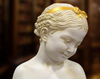 Tête de fille souriante. Marbre moulé. 20 cm. Fabriqué à la main en Europe. Sculpture d'art antique. Idées de décoration et de cadeaux.