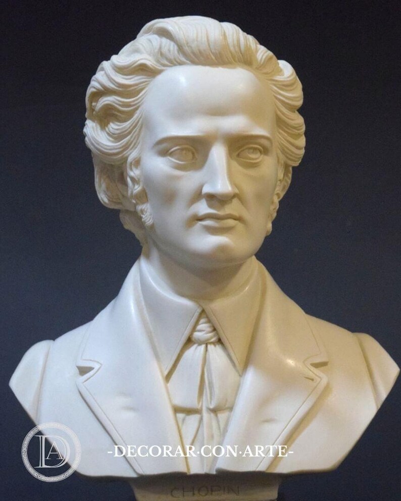 Puede incluir: Busto de m&aacute;rmol blanco de un hombre con el pelo corto y ondulado. El busto es de un hombre que lleva una chaqueta con cuello alto y una corbata de lazo. El busto est&aacute; sobre una base negra con la palabra "CHOPIN" inscrita en ella.
