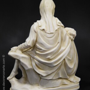 Figur von Michelangelos Pieta. Geformter Marmor. 25cm. Handgefertigt in Europa. Antike Kunst. Dekorations, Garten und Geschenkideen. Bild 3