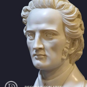 Puede incluir: Un busto de m&aacute;rmol blanco de un hombre con el pelo corto y ondulado. El busto es un primer plano de la cara y el cuello del hombre. La escultura est&aacute; sobre un fondo azul oscuro.