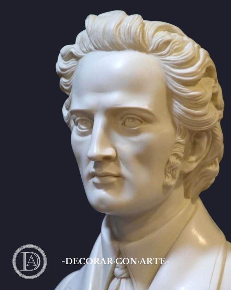 Puede incluir: Un busto de m&aacute;rmol blanco de un hombre con el pelo corto y ondulado. El busto es un primer plano de la cara y el cuello del hombre. La escultura est&aacute; sobre un fondo azul oscuro.