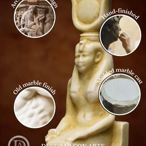 Puede incluir: Una estatua de una diosa egipcia de color crema, hecha a mano, de m&aacute;rmol moldeado. La estatua est&aacute; sentada en un trono y tiene un dise&ntilde;o detallado. La estatua est&aacute; hecha para parecer un acabado de m&aacute;rmol antiguo.