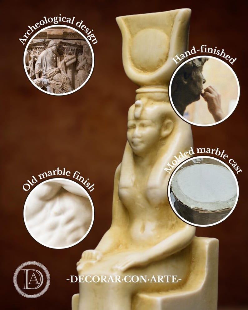 Puede incluir: Una estatua de una diosa egipcia de color crema, hecha a mano, de m&aacute;rmol moldeado. La estatua est&aacute; sentada en un trono y tiene un dise&ntilde;o detallado. La estatua est&aacute; hecha para parecer un acabado de m&aacute;rmol antiguo.