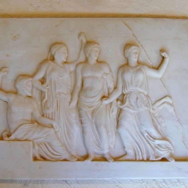 Relief grec des dieux en marbre reconstitué. 53 x 42 cm.