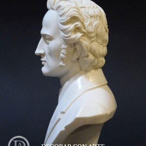 Puede incluir: Un busto de m&aacute;rmol blanco de un hombre con el pelo corto y ondulado. El busto se ve de perfil, mostrando el perfil del hombre. El busto est&aacute; sobre una base negra.