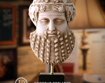 Bas-reliëfmasker van Dionysus. 29 cm. Sokkel. Reproductie in gegoten marmer. Decoratie en cadeau.
