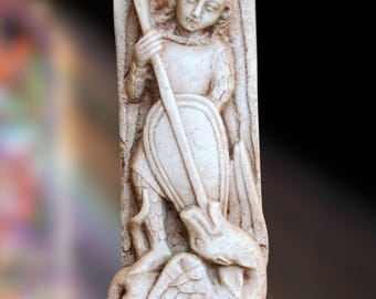 San Miguel Arcángel matando al demonio. 32 cm. Hecho a mano en mármol moldeado. Arte religioso. Reproducción Edad Media. Decoración y regalo