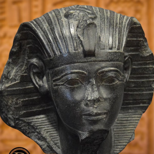 Reproduktion einer Statue des Pharao Amenophis II. aus rekonstituiertem Marmor. 26cm.