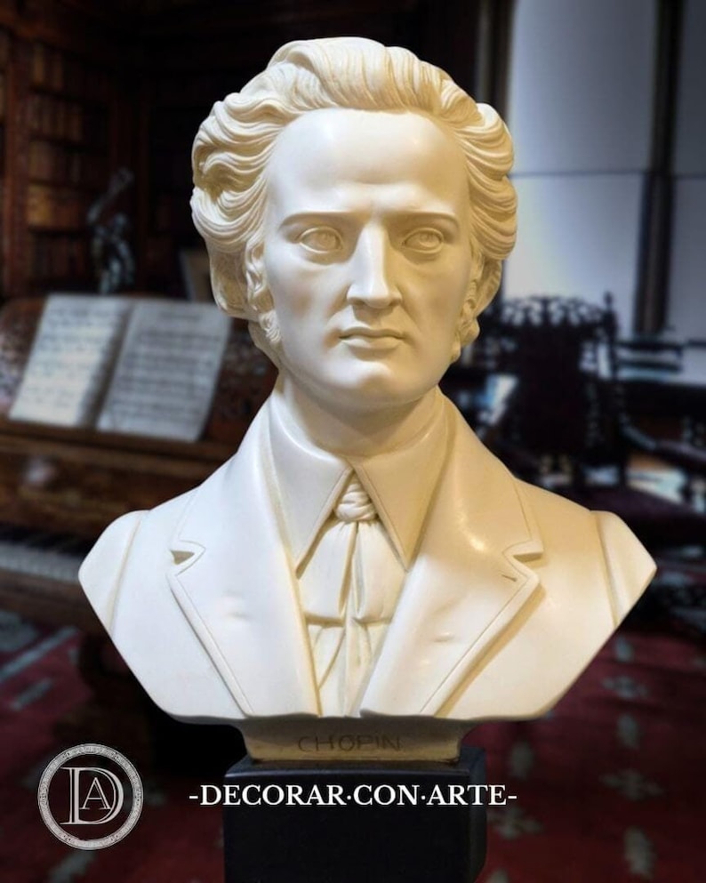 Puede incluir: Busto de yeso blanco del compositor Fr&eacute;d&eacute;ric Chopin, con corbata y chaqueta blancas, sobre una base negra con las palabras "CHOPIN" y "DECORAR.CON.ARTE" inscritas.