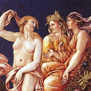 Puede incluir: Una pintura de tres mujeres, dos de las cuales visten t&uacute;nicas coloridas. La mujer de la izquierda est&aacute; desnuda y sostiene una tela rosa. La mujer del centro lleva una t&uacute;nica amarilla y una corona de trigo. La mujer de la derecha lleva una t&uacute;nica roja y una corona de hojas. La pintura est&aacute; sobre un fondo azul oscuro.
