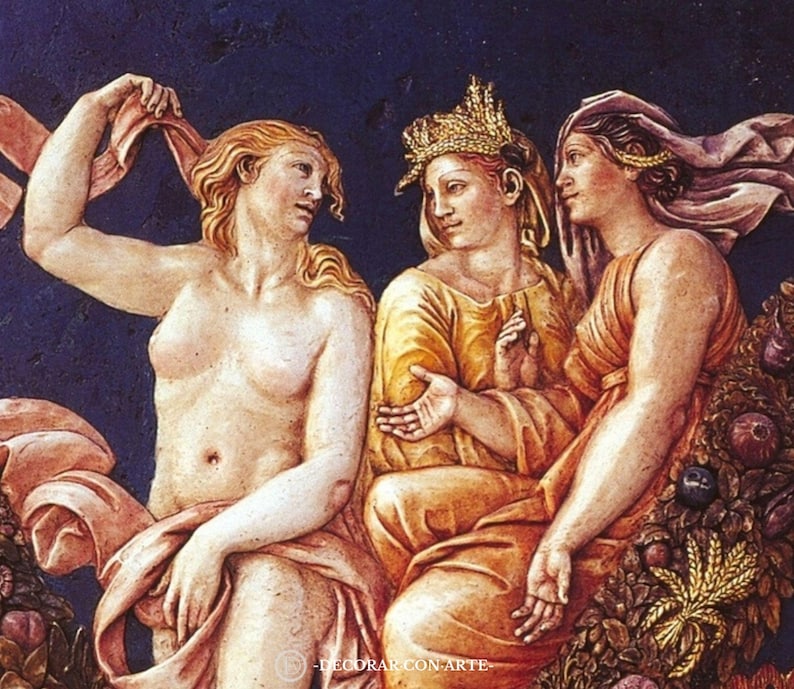 Puede incluir: Una pintura de tres mujeres, dos de las cuales visten t&uacute;nicas coloridas. La mujer de la izquierda est&aacute; desnuda y sostiene una tela rosa. La mujer del centro lleva una t&uacute;nica amarilla y una corona de trigo. La mujer de la derecha lleva una t&uacute;nica roja y una corona de hojas. La pintura est&aacute; sobre un fondo azul oscuro.