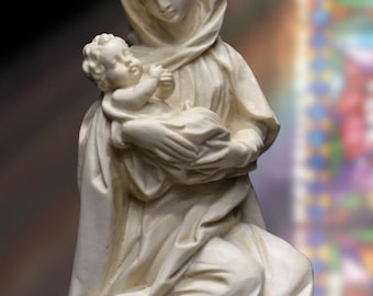 Statue of the Virgin Mary with the Child Jesus. Molded marble. 21 cm. Handmade in Spain. Antique art. Decoration and gift ideas.