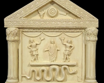 Lararium. Pompeïsch lararium bas-reliëf. 30 x 28 cm. Gevormd marmer. Handgemaakt in Spanje. Decoratie en cadeau voor kunstliefhebbers.