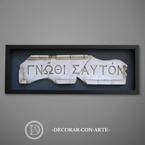 Rilievo con iscrizione "Conosci te stesso", 68 x 25 cm. Rilievo incorniciato. Realizzato in marmo modellato. Fatto a mano in Spagna. Decorazione
