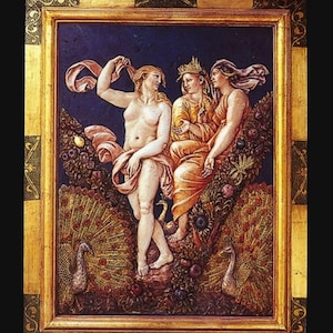 Puede incluir: Una pintura enmarcada que representa a tres mujeres en un entorno de jard&iacute;n. Las mujeres visten ropas elaboradas y est&aacute;n rodeadas de flores y pavos reales. La pintura est&aacute; sobre un fondo azul y est&aacute; enmarcada en oro.