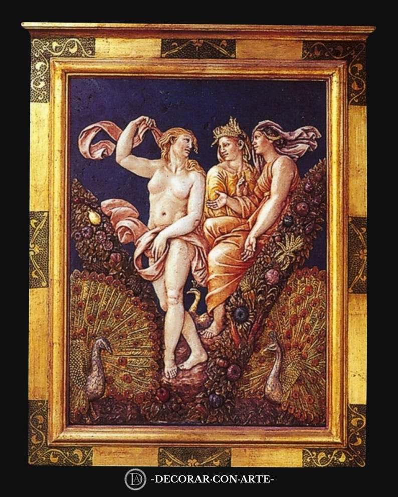 Puede incluir: Una pintura enmarcada que representa a tres mujeres en un entorno de jard&iacute;n. Las mujeres visten ropas elaboradas y est&aacute;n rodeadas de flores y pavos reales. La pintura est&aacute; sobre un fondo azul y est&aacute; enmarcada en oro.