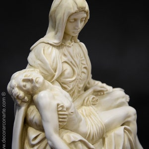 Figur von Michelangelos Pieta. Geformter Marmor. 25cm. Handgefertigt in Europa. Antike Kunst. Dekorations, Garten und Geschenkideen. Bild 5