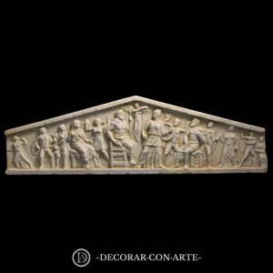 Könnte beinhalten: Eine rechteckige, cremefarbene Reliefskulptur, die eine klassische Szene mit mehreren Figuren darstellt. Die Figuren befinden sich in verschiedenen Posen, einige sitzen und andere stehen, mit detaillierter Schnitzerei. Die Skulptur hat eine dreieckige Oberseite und einen schwarzen Hintergrund.